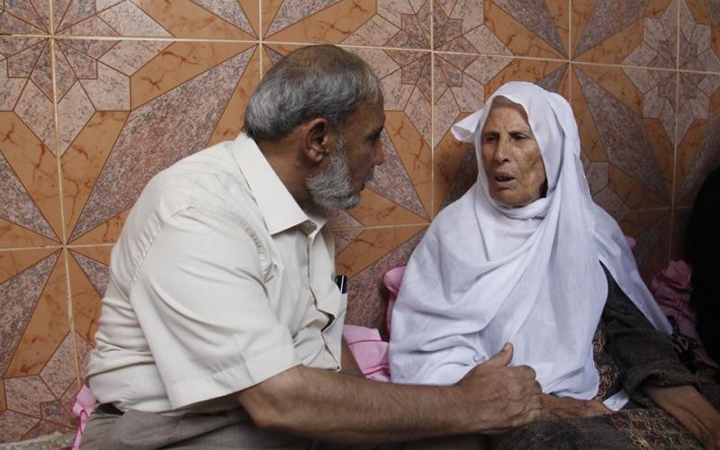 صور: زيارة الزهار لمنازل قادة شهداء رفح