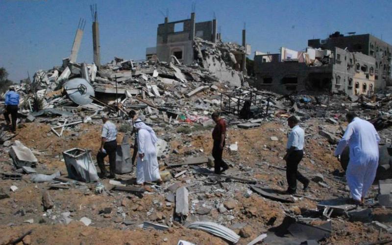 بالصور: حماس تتفقد المنازل المدمرة شرق الوسطى