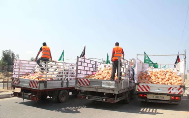 بالصور: الفلاح الخيرية توزع مساعدات على المتضررين