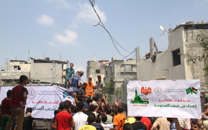 بالصور: الفلاح الخيرية توزع مساعدات على المتضررين