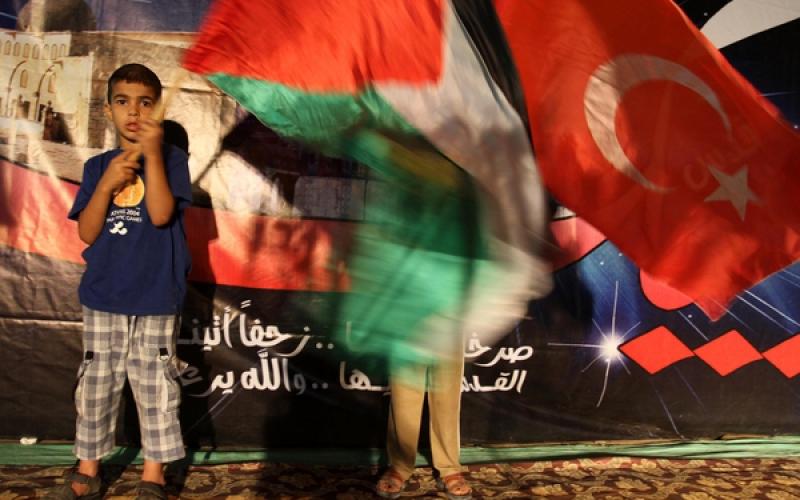 مسيرة بغزة تأييداً لطرد تركيا لسفير الاحتلال