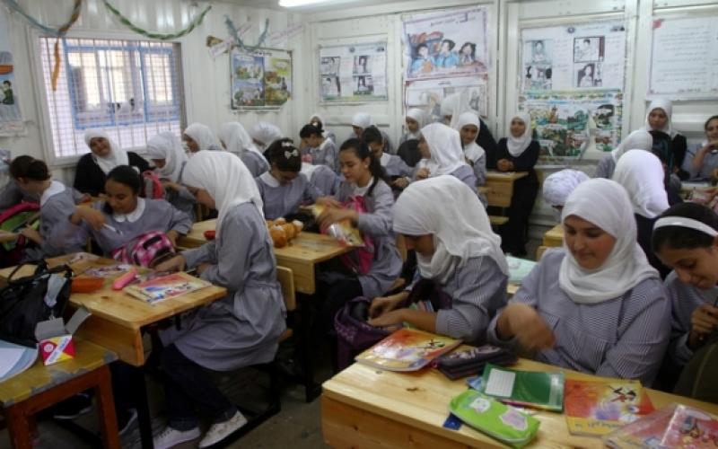 حشر الطلبة بغزة في حاويات مصنوعة من الصفيح