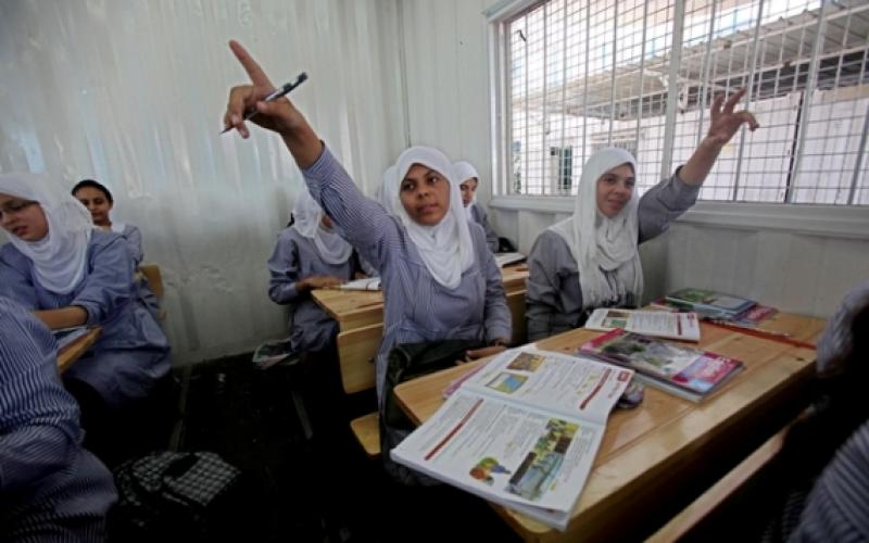 حشر الطلبة بغزة في حاويات مصنوعة من الصفيح