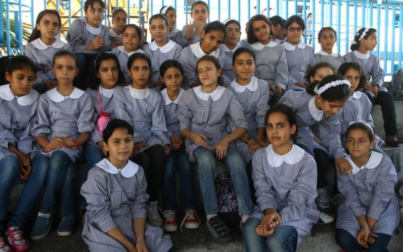بالصور.. غزة تعود للتعليم في "الكونتينر"