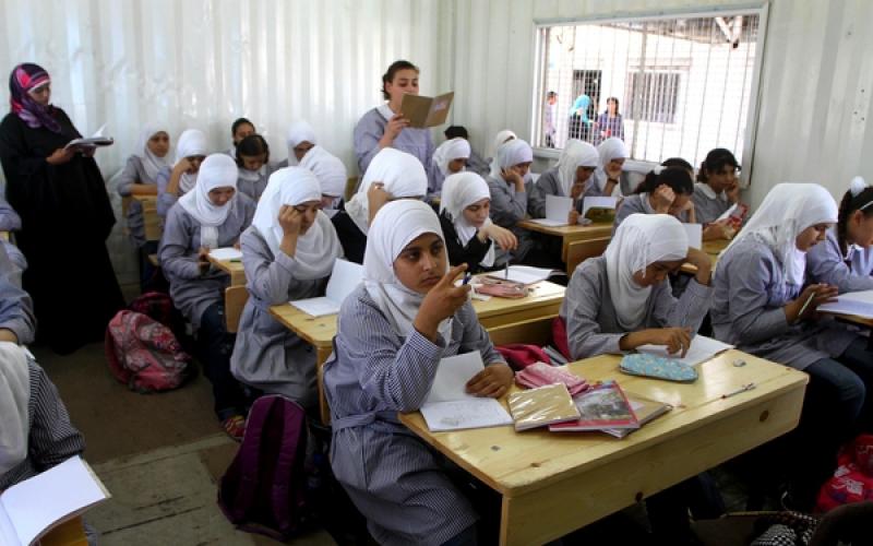 بالصور.. غزة تعود للتعليم في "الكونتينر"