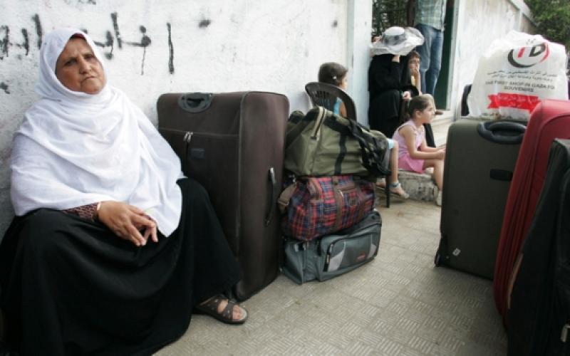 فلسطينيون ينتظرون دورهم للسفر عبر معبر رفح