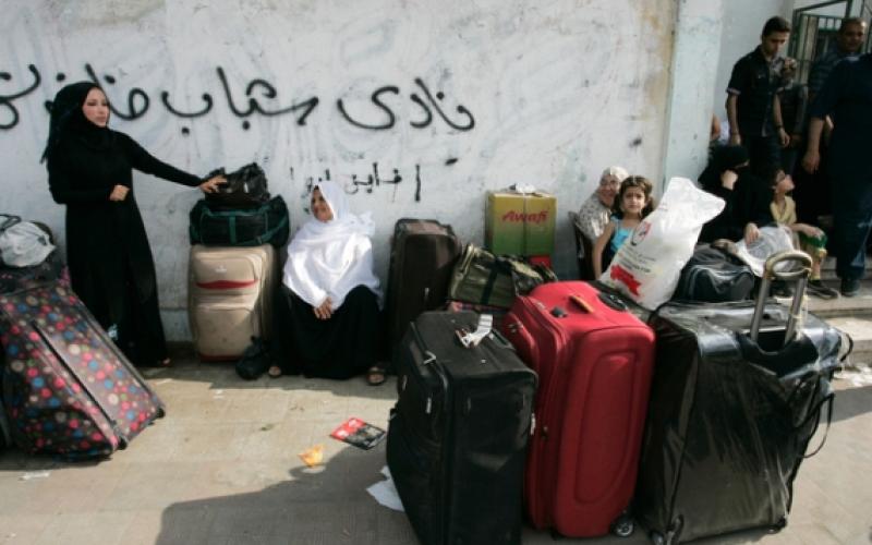 فلسطينيون ينتظرون دورهم للسفر عبر معبر رفح