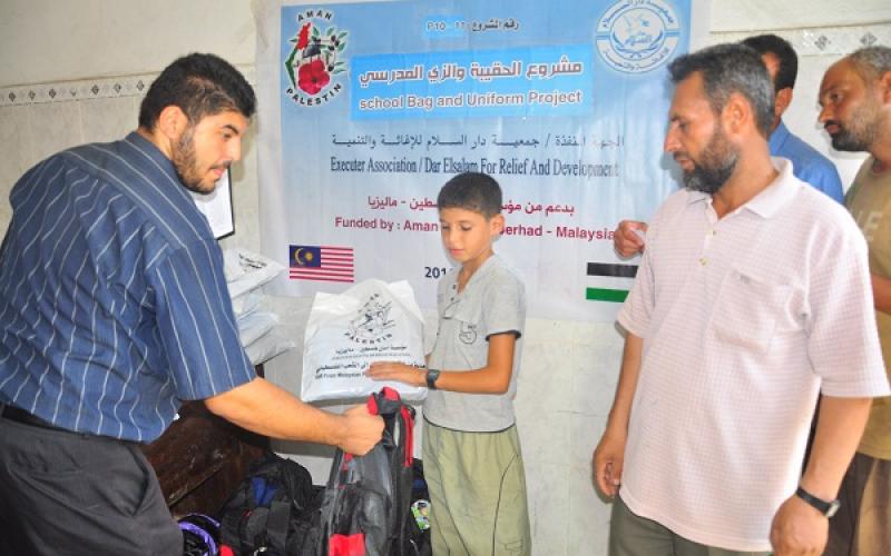 صور.. جمعية "دار السلام"  توزع حقائب مدرسية‎