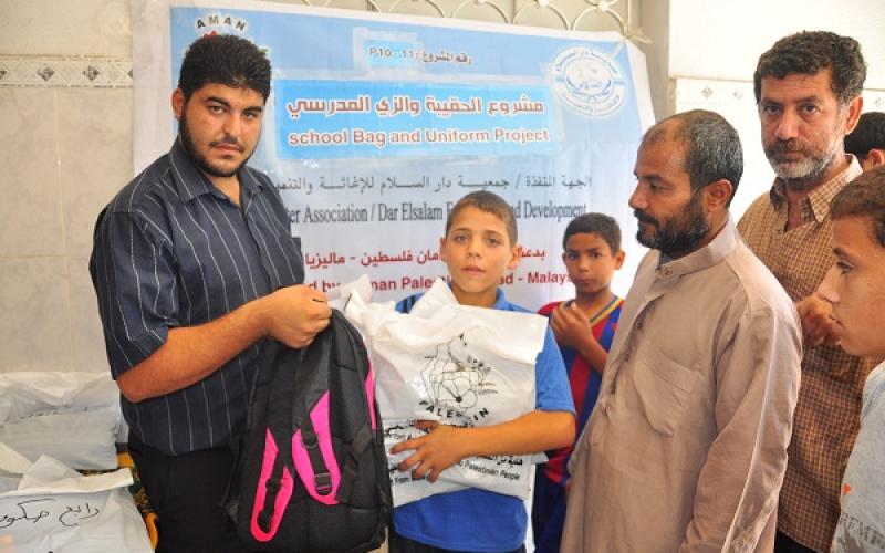 صور.. جمعية "دار السلام"  توزع حقائب مدرسية‎