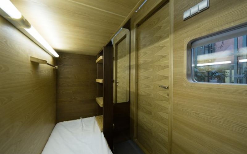 صندوق النوم فكرة غريبة لغرف فندقية صغيرة