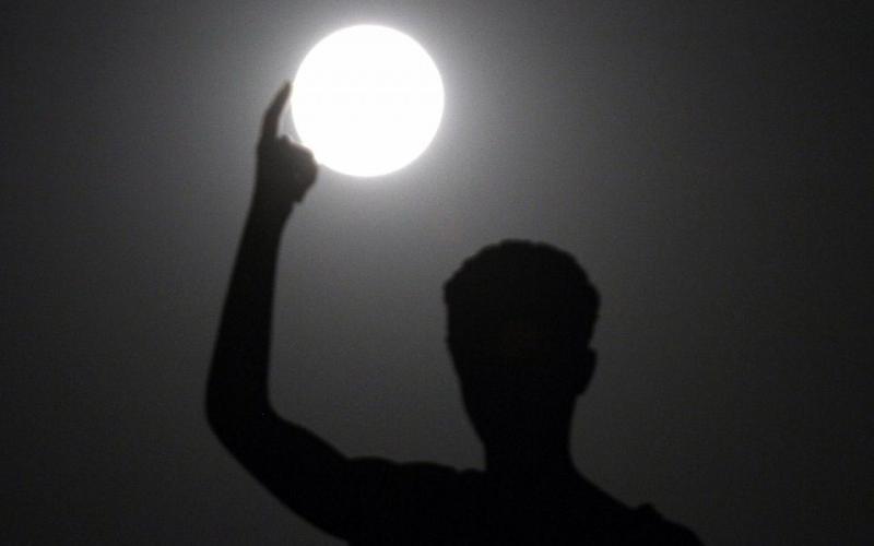 صور .. القمر الأزرق ..ظاهرة فلكية مبهرة