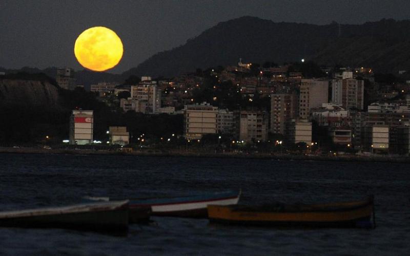 صور .. القمر الأزرق ..ظاهرة فلكية مبهرة