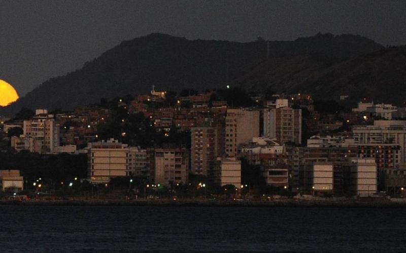 صور .. القمر الأزرق ..ظاهرة فلكية مبهرة