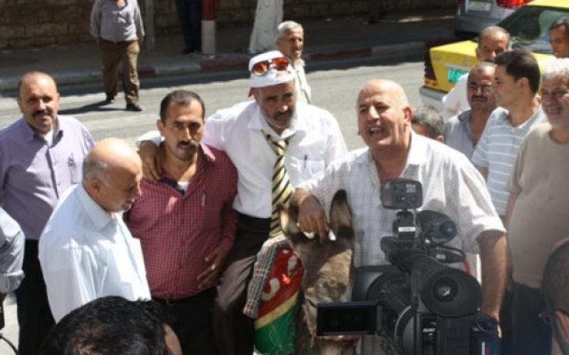 صور: صحفي يتنقل بحمار لغلاء الوقود بالضفة !
