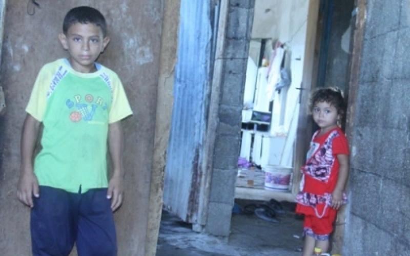 صور..أب عاجز عن شراء ملابس وحقائب لأولاده