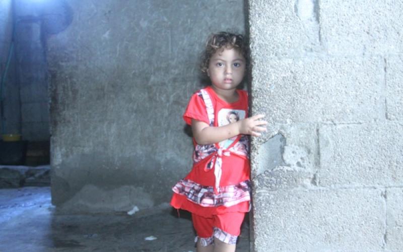 صور..أب عاجز عن شراء ملابس وحقائب لأولاده
