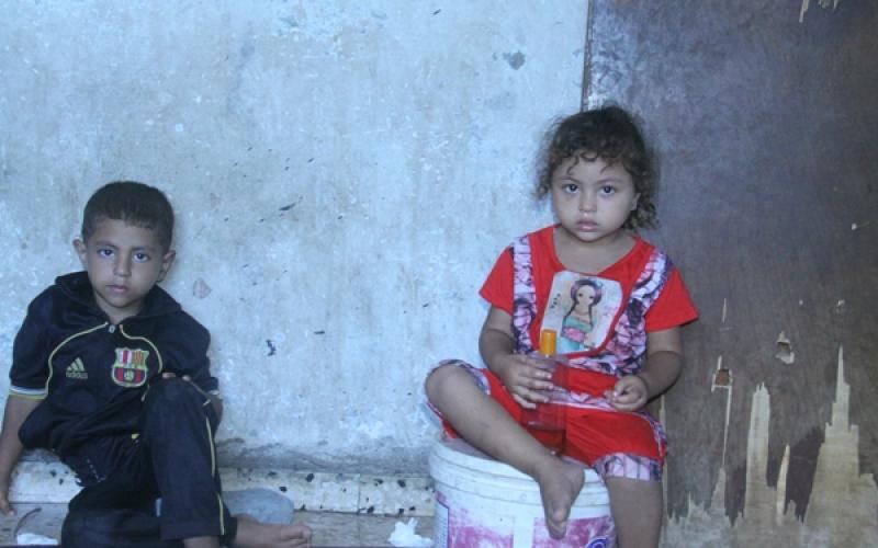 صور..أب عاجز عن شراء ملابس وحقائب لأولاده