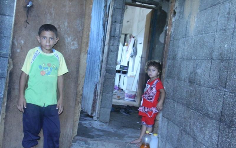 صور..أب عاجز عن شراء ملابس وحقائب لأولاده