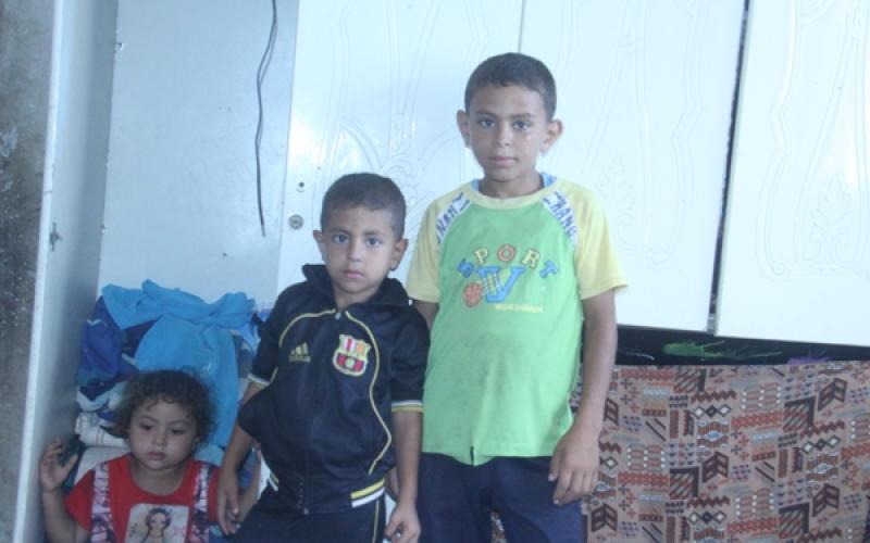 صور..أب عاجز عن شراء ملابس وحقائب لأولاده