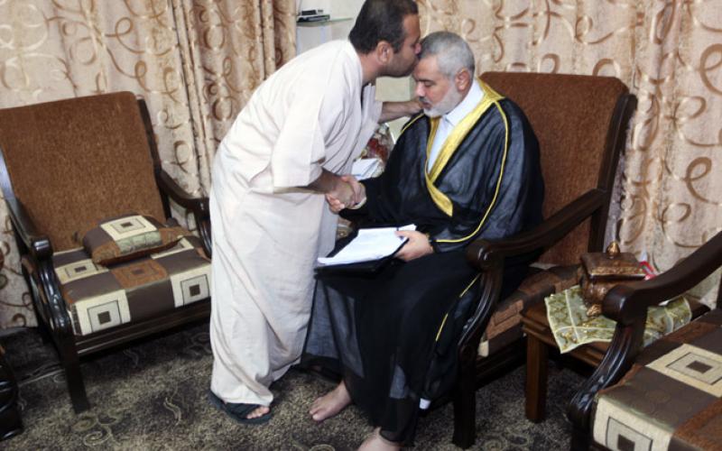 بالصور.. هنية يستقبل عائلة الشاب الذي أحرق نفسه