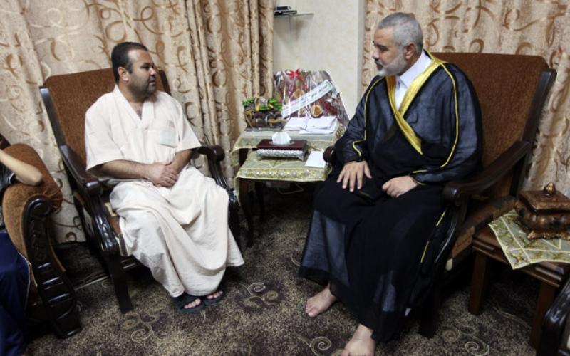 بالصور.. هنية يستقبل عائلة الشاب الذي أحرق نفسه