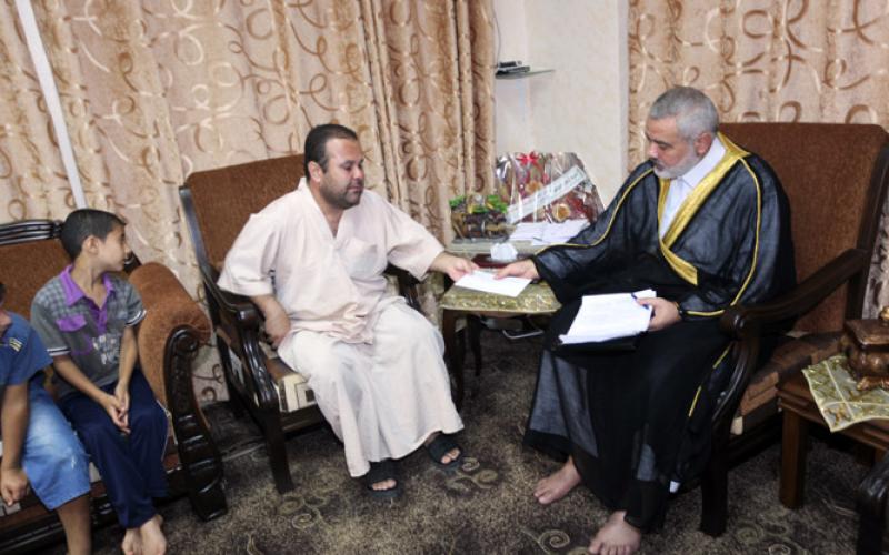 بالصور.. هنية يستقبل عائلة الشاب الذي أحرق نفسه