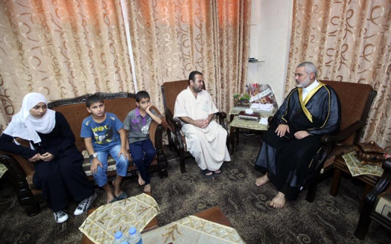 بالصور.. هنية يستقبل عائلة الشاب الذي أحرق نفسه