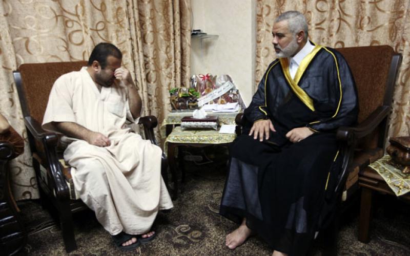 بالصور.. هنية يستقبل عائلة الشاب الذي أحرق نفسه