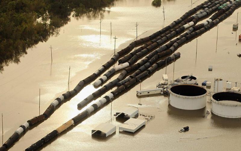 صور .."إيزاك" يقتل ويدمر ومن ثم يغادر