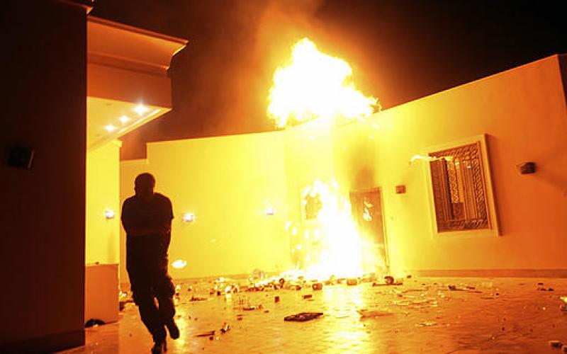 صور.. مقتل سفير أمريكا في ليبيا و3 من مرافقيه