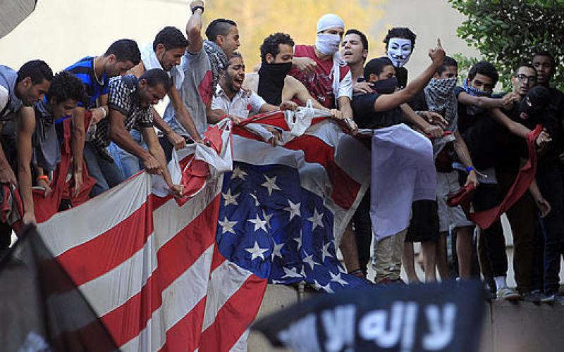 صور..مظاهرات غاضبة أمام سفارة أمريكا بمصر