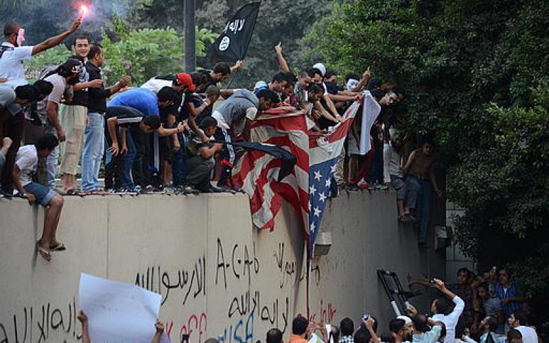 صور..مظاهرات غاضبة أمام سفارة أمريكا بمصر