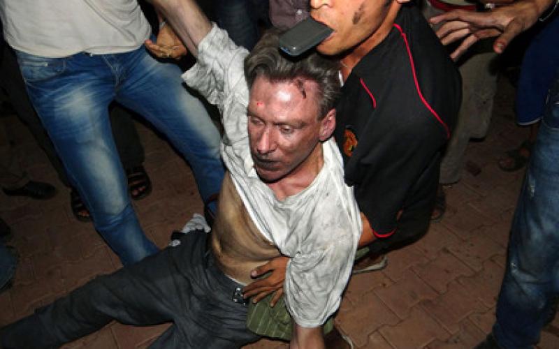 صور..هجوم على السفارة الأمريكية وقتل السفير