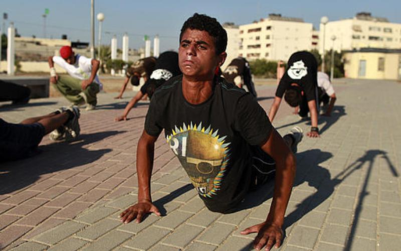 صور.. رياضة "الباركور" الخطيرة بغزة