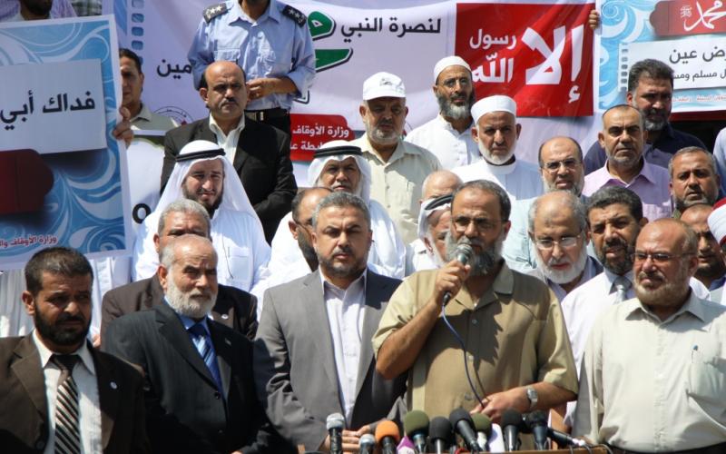 صور.. وقفة بغزة استنكاراً لفيلم يسيء للرسول