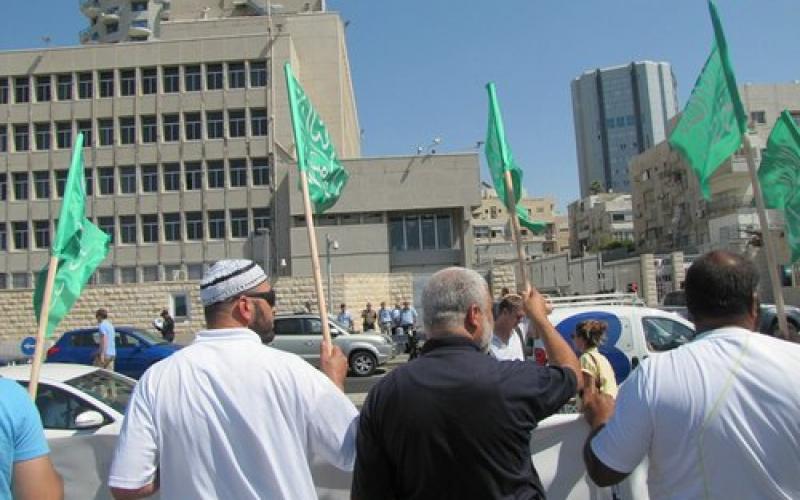صور..تظاهرة أمام السفارة امريكا بـ"تل ابيب" نصرة للنبي