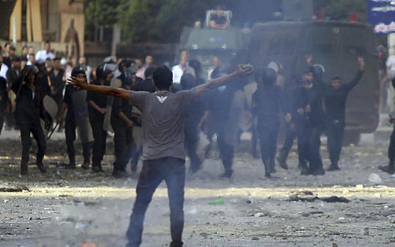 صور.. مواجهات أمام سفارة أمريكا بمصر