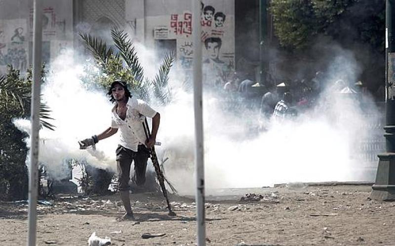 صور.. مواجهات أمام سفارة أمريكا بمصر