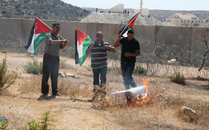 بالصور.. حرق جثماني أوسلو و"باريس" بالضفة