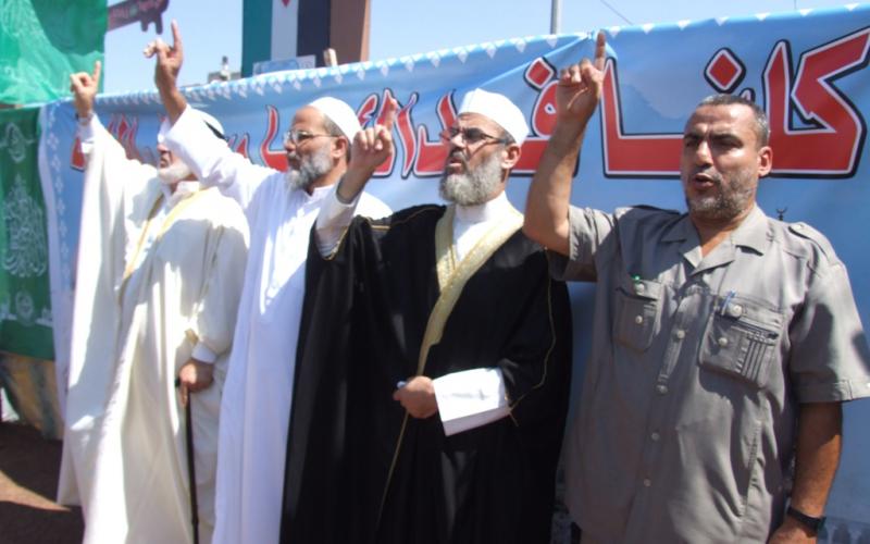 صور..مسيرات غضب نصرة للنبي بالوسطى