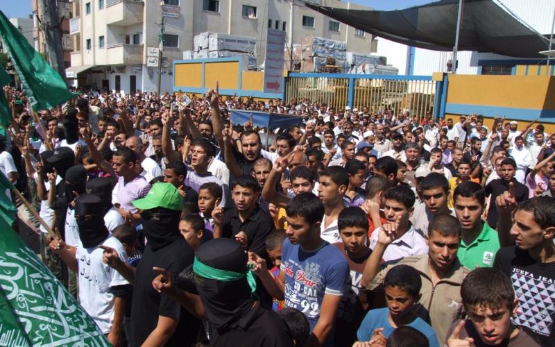 صور..مسيرات غضب نصرة للنبي بالوسطى
