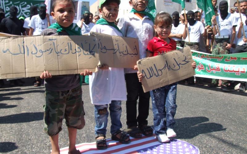 صور..مسيرات غضب نصرة للنبي بالوسطى