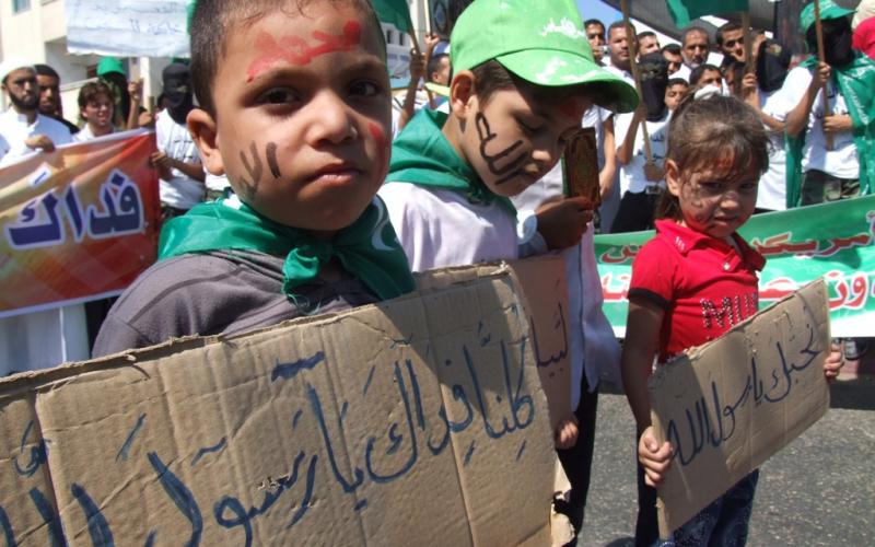 صور..مسيرات غضب نصرة للنبي بالوسطى
