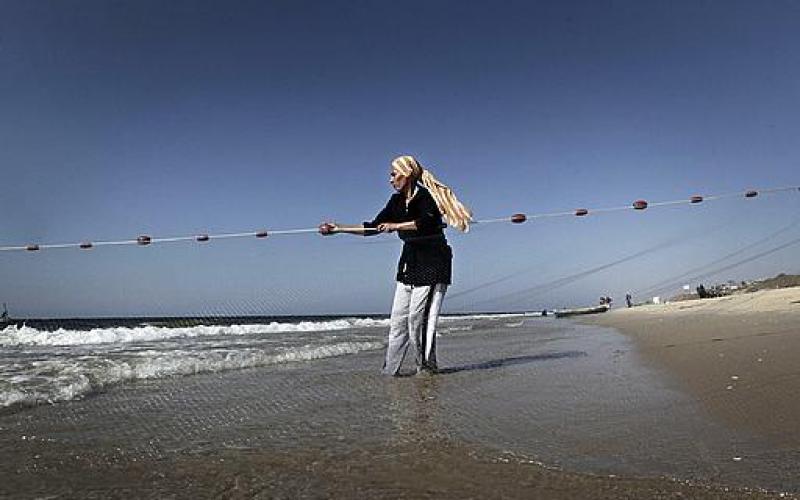 صور.. امرأة تمتهن الصيد وسط غزة