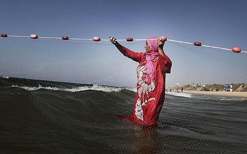صور.. امرأة تمتهن الصيد وسط غزة