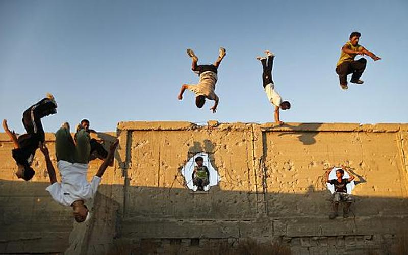 بالصور .. غزيون يمارسون رياضة الباركور