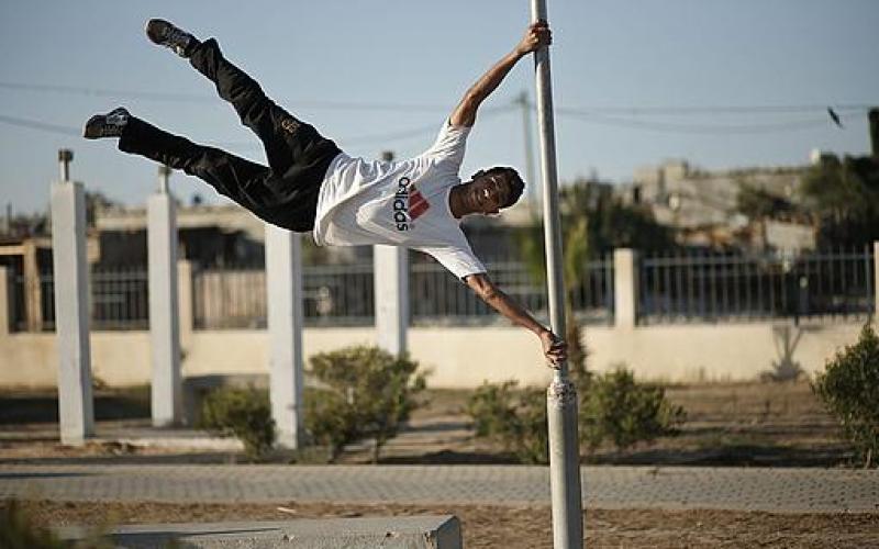 بالصور .. غزيون يمارسون رياضة الباركور