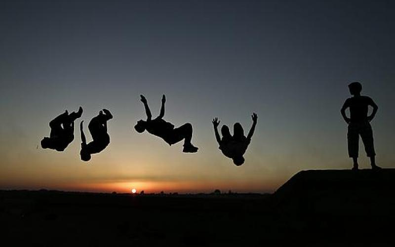 بالصور .. غزيون يمارسون رياضة الباركور