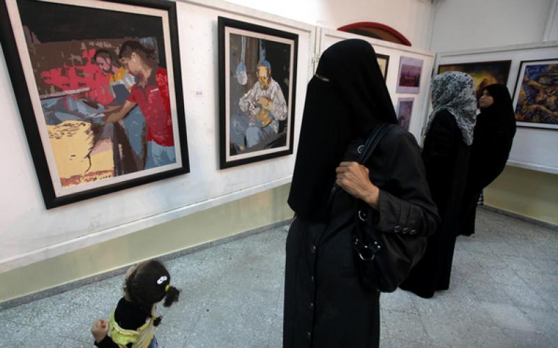 صور.. هواة وفنانون يفتتحون معرضاَ في غزة