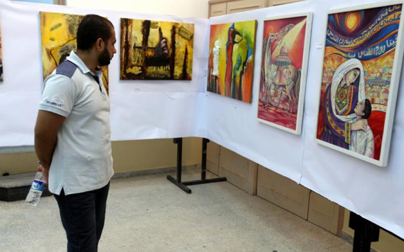 صور.. هواة وفنانون يفتتحون معرضاَ في غزة